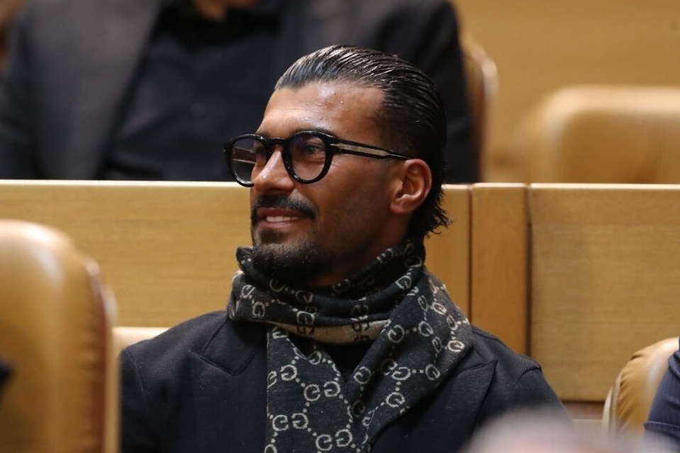 رامین رضاییان: مردم ندارند 15هزار تومان بدهند؛ تماشای بازی‌های پرسپولیس باید رایگان شود/ از دستمزد من کم کنید و برای مردم بلیت بخرید