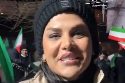 بانوی ایرانی در تجمعات شبانه: ما همین الان هم آزادیم، این حجابمه، قرآن هم به دستمه ...