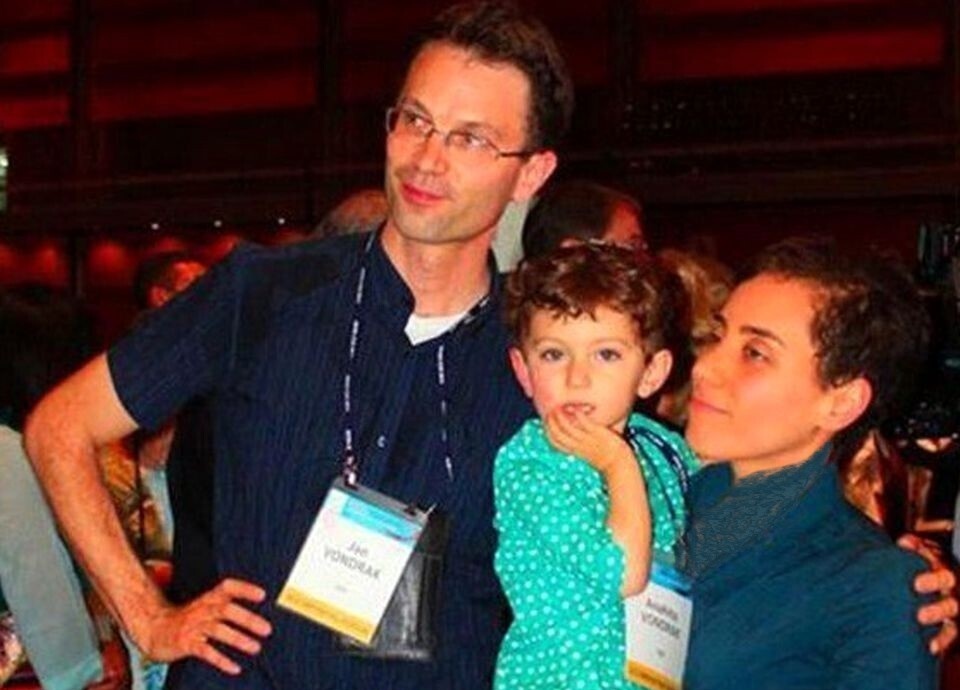 ویدئو| فایل صوتی تکان‌دهنده نابغه ریاضی «مریم میرزاخانی» برای دخترش آناهیتا؛ دل‌نوشته‌ای مادرانه پس از شنیدن خبر سرطان!