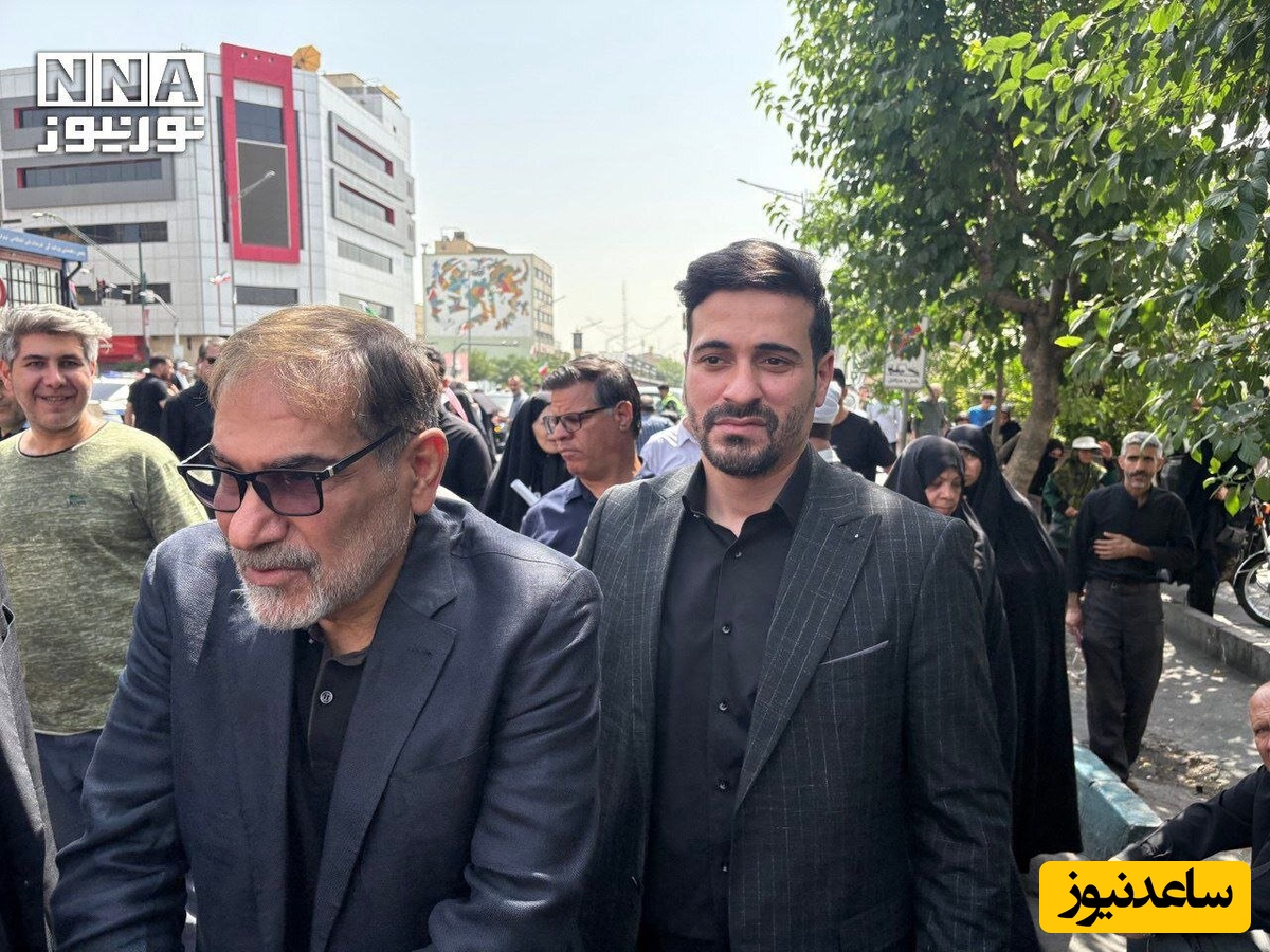 حضور علی شمخانی در مراسم تشییع شهدای اقتدار؛ اولین تصویر از دریابان شمخانی بعد از مجروحیت در حمله اسرائیل و عصا به دست+ عکس