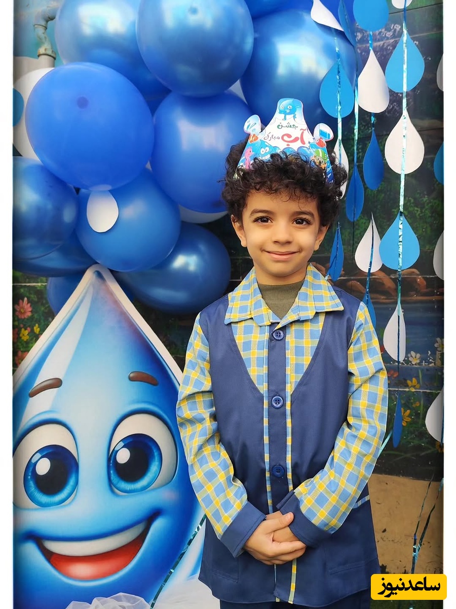 نگاهی به جشن آب پرطمطراق مهدیار کلایی، پسر محسن تنابنده، بازیگر سریال پایتخت در مدرسه ابتدایی/ چیدمان میز با کیک فوندانتی و ریسه های قطرات آب با تم آبی+فیلم و عکس