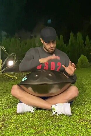 خوانندگی زیبا و هنگ درام نوازی جادویی مرتضی پورعلی گنجی در مهمانی و خلوت حیاط خانه/ مرد همه فن حریف👌+فیلم