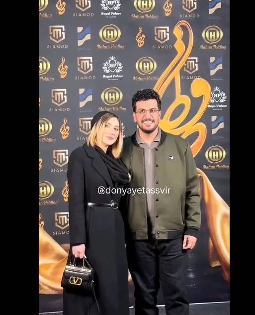 امیرحسین قیاسی حتی وقتی جایزه جشن حافظ رو میگیره دست از شوخی کردن برنمیداره؛ بامزه‌بازی با همسر و تشکر از مادر به سبک مجری بانمک پامپ+فیلم