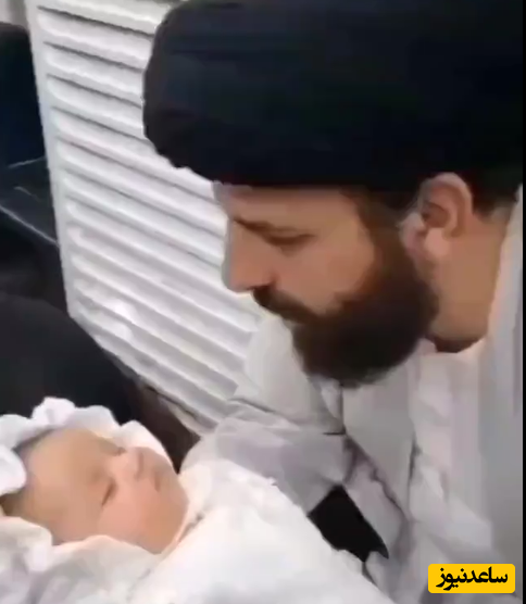 لبخند زیبای نوزاد پس از شنیدن نام امیرالمؤمنین 😍 +فیلم