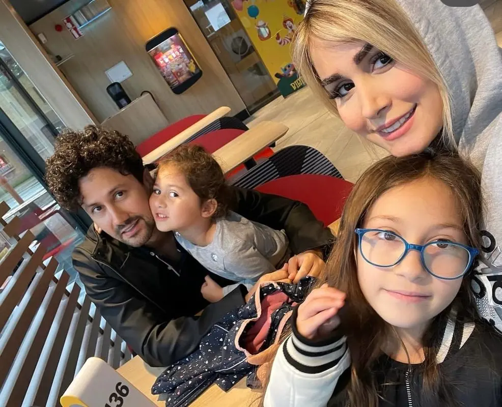 تسلط کامل دختران شاهرخ استخری به انگلیسی + ویدئو / چه خوب با دوست خارجیشون انگلیسی حرف میزنن