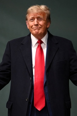 ترامپ: یک ناوگان زیبا همین حالا در حال حرکت به‌ سوی ایران است امیدوارم آن‌ها توافق کنند/ ترامپ معترضان را آشوبگران مزدور خواند