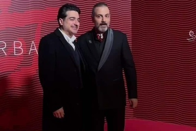 شوخی بامزه علیرضا قربانی با همایون شجریان در پشت صحنه کنسرتش+فیلم/ فهمیدین چه تیکه‌ای بهش انداخت؟😂