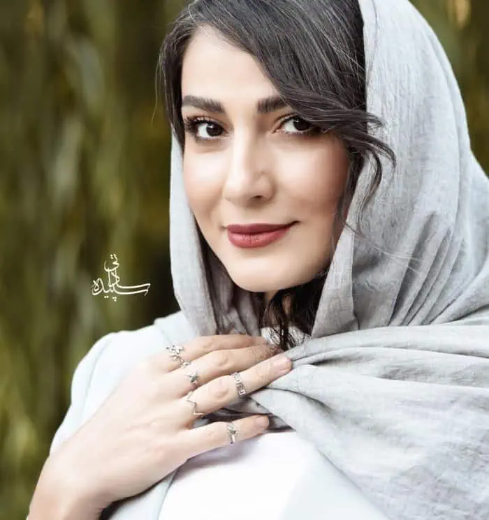 عکس سمیرا حسن پور؛ آیدا سریال “جزر و مد” در گندم زار بزرگ / رونمایی از استایل تابستانی خانم بازیگر با کلاه لبه دار