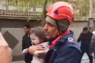 نجات کودک خردسال از زیر آوار حملات هوایی رژیم صهیونیستی و آمریکا با تلاش آتش‌نشانان+ فیلم