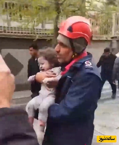 نجات کودک خردسال از زیر آوار حملات هوایی رژیم صهیونیستی و آمریکا با تلاش آتش‌نشانان+ فیلم