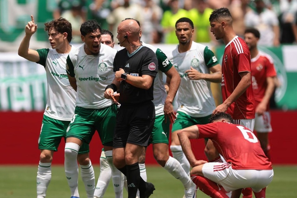 فوتبال به سبک خاص/ وقتی جای گلزنی با چاقو زنی عوض میشه!😂