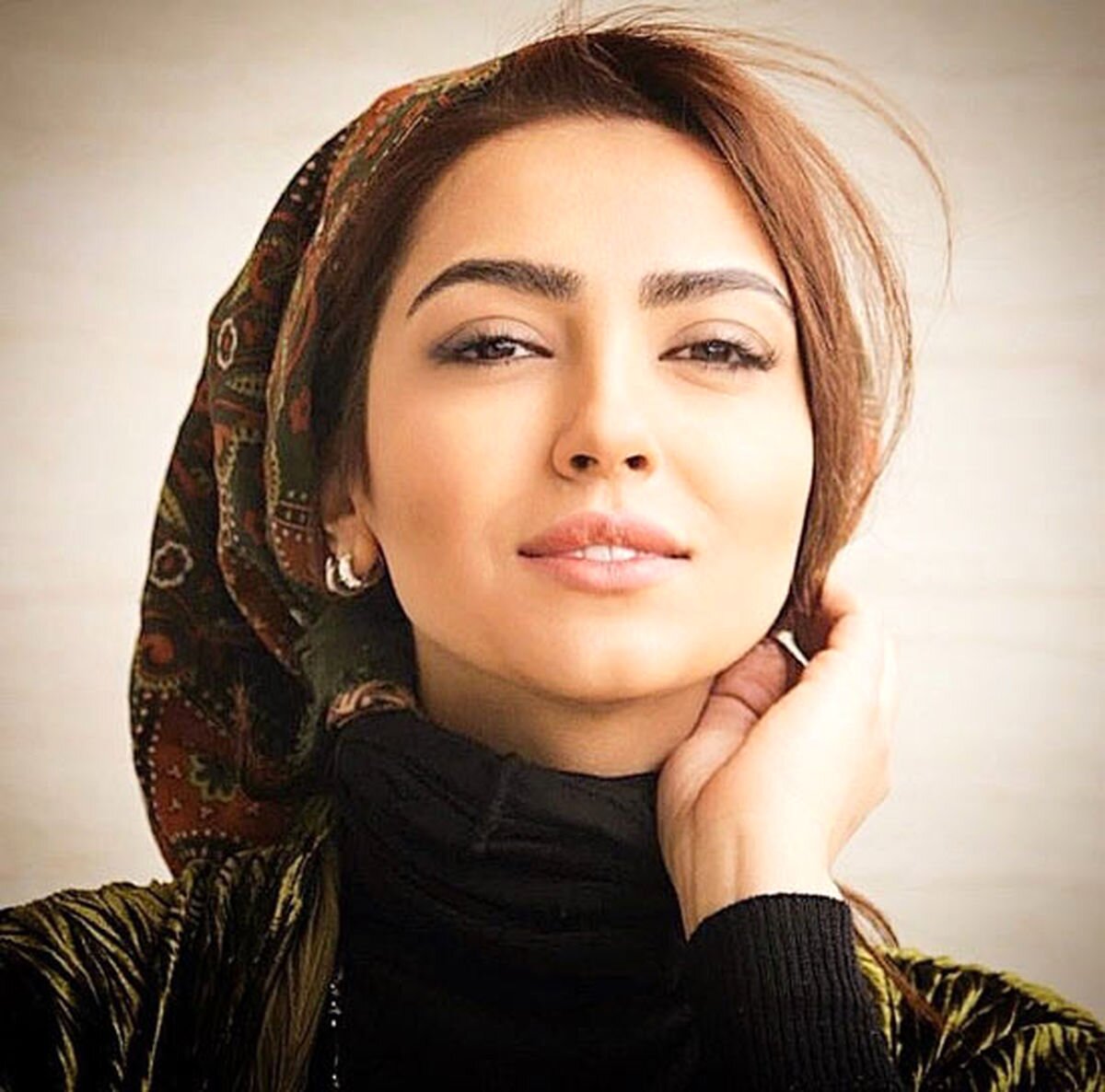 ترفند عجیب مونا کرمی برای حفظ حجاب