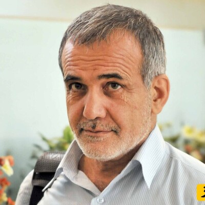 تصاویری ناب از فوتبال بازی کردن با دل و جانِ مسعود پزشکیان؛ از درآمدن کفشش هنگام شوت تا پاس کاری‌هایش به فرزند شهید مطهری
