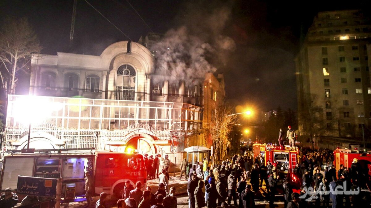 لحظه حمله اوباش و به آتش کشیدن سفارت عربستان در تهران +فیلم