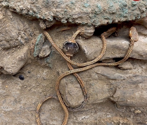 مقبره‌ای پر از «گنج» از باغ زیتون بیرون آمد