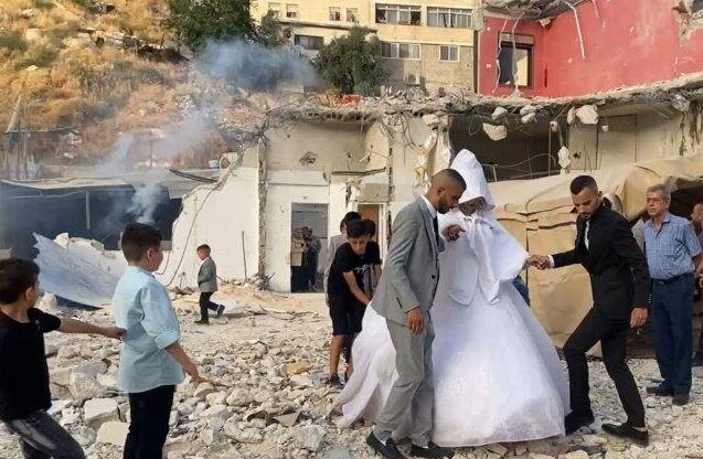 غمگین ترین عروسی زوج فلسطینی روی آوار و ویرانه ها+فیلم /بجای آهنگ شاد صدای تیر و تفنگه!