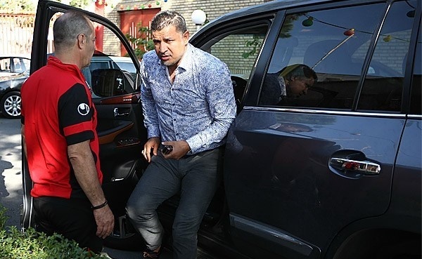 علی دایی: من در دوران فوتبالم پشت وانت به تمرین میرفتم کفش هایمان را خودمان نمی دوختیم و به چوب ضربه سر میزدیم+عکس