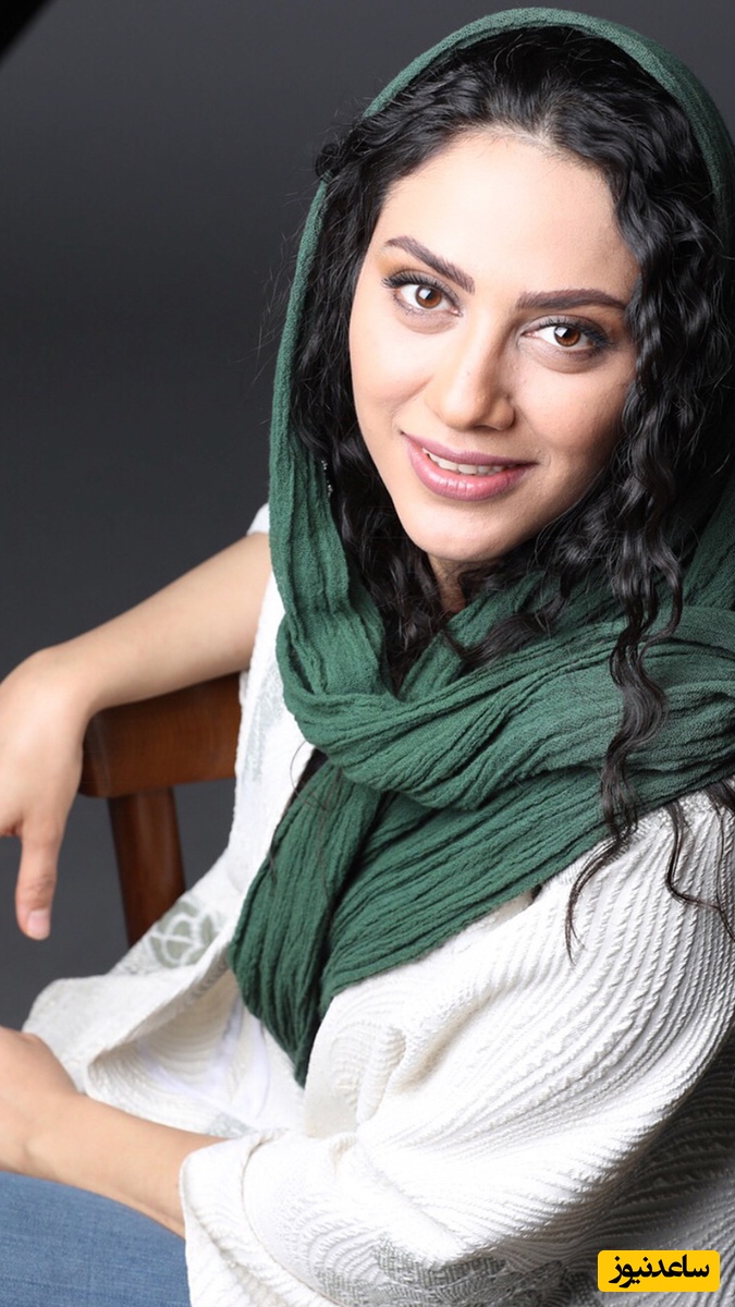 سلفی زمستانی و زیبای مونا فرجاد تو ماشین لاکچریش!