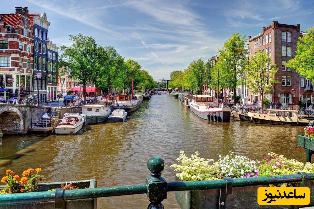 A-Front-View-Of-Brouwersgracht-Water-Cannel-In-Amsterdam