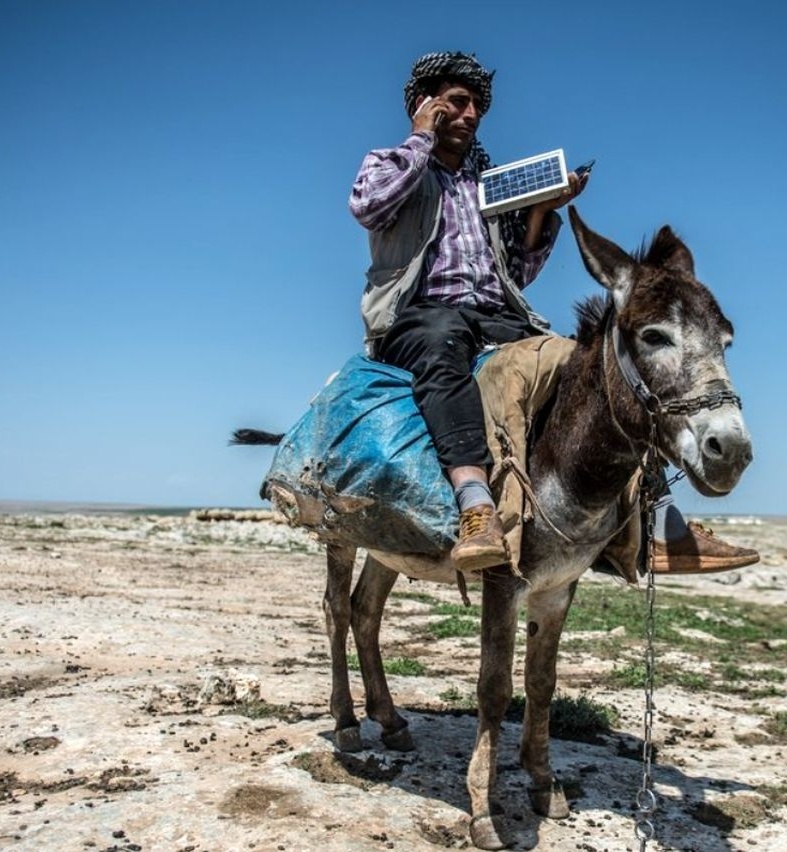 خلاقیت تحسین‌برانگیز و خنده‌دار چوپان ایرانی برای تامین برق مصرفی با استفاده از اُلاغ حماسه‌ای آفرید جهانی/ هنر نزد ایرانیان است و بس