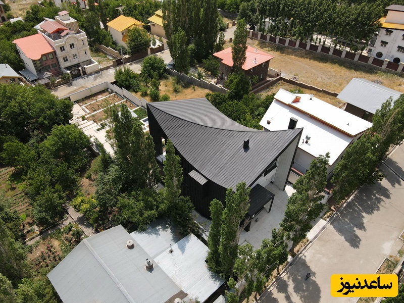 خیره‌کننده‌ترین خانه ویلایی چهارگاه با معماری بومی منطقه گیلان و سقف‌های سنتی که برنده جایزه طلایی معماری شد