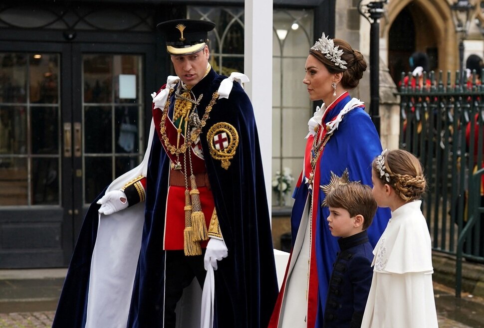 پادشاه چارلز سوم شنبه در کلیسای وست مینستر، در مراسمی مملو از آیین های باستانی تاج گذاری کرد.آسوشیتدپرس
