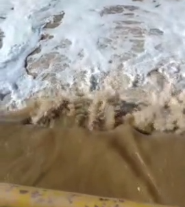 سرازیر شدن آب حاصل از طغیان سیمینه‌رود بسوی دریاچه ارومیه +فیلم