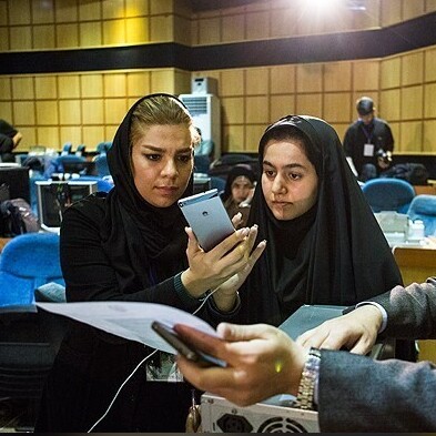حضور خبرنگار صداوسیما با کت و دامن کرم قهوه ‌ای در وزارت کشور برای پوشش اخبار انتخابات +عکس