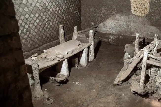 محل اسکان بردگانِ ویلا، که بزرگ‌ترین نمونه در منطقه به‌شمار می‌رفت، ده‌ها کارگر را در اتاق‌هایی به‌شدت متراکم در خود جای می‌داد