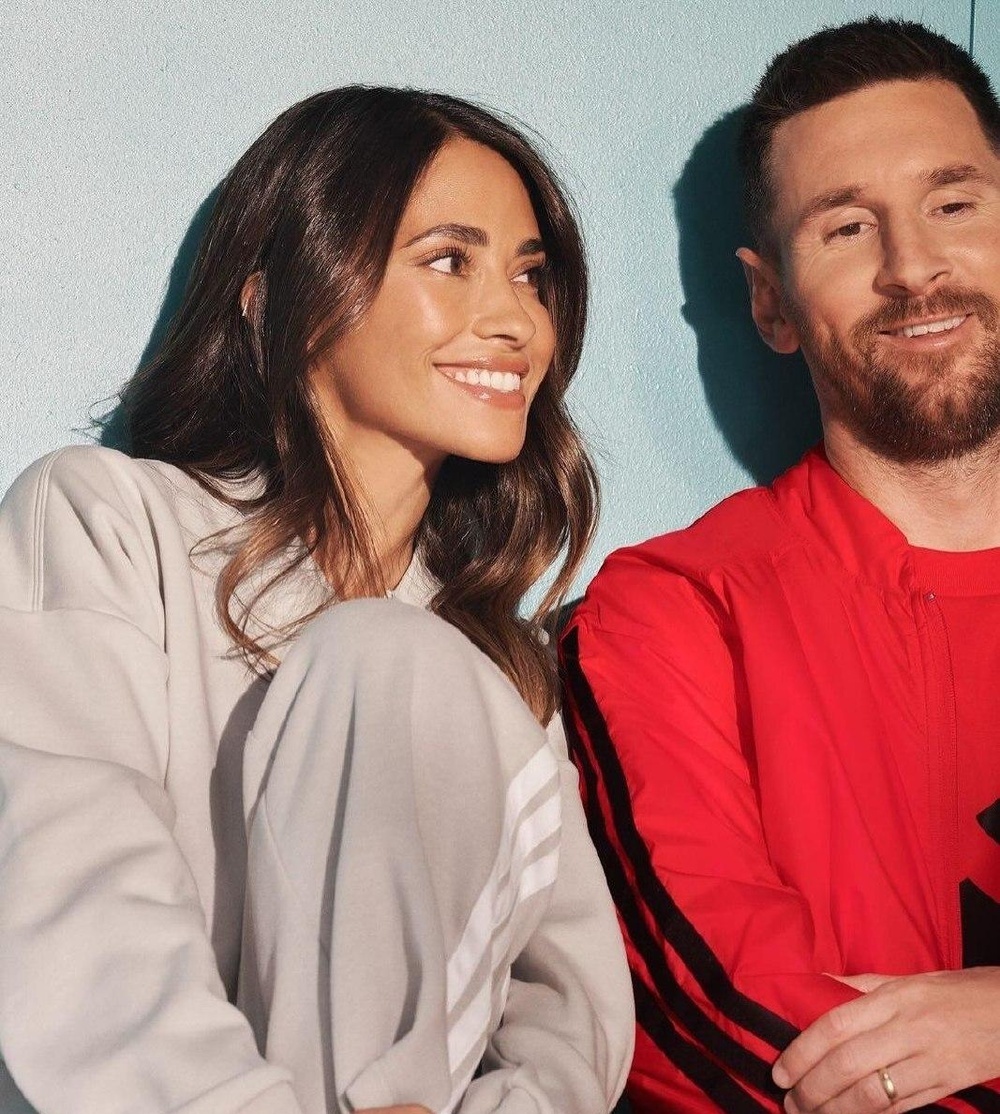 ست محشر مسی با لباس پرادعای همسرش آنتونلا در پاریس/ چه زوج خوش تیپی😎👌🏻