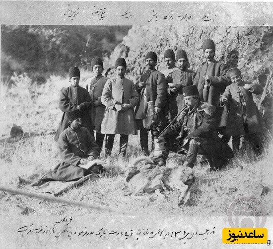 ناصرالدین شاه قاجار در حال کشیدن قلیان به اتفاق جمعی از همراهان در شکارگاه دوشان تپه