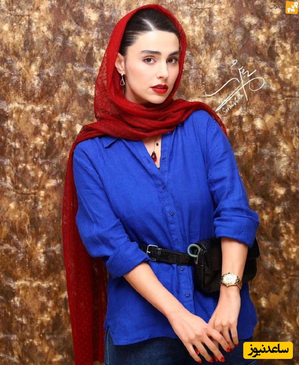 سلفی هنری لاله مرزبان با گل‌های کاغذی و عینک خاص ! چه آسمون آبی و منظره‌ی دلنشینی😍😍