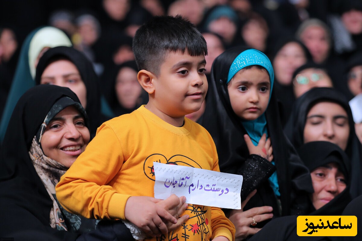 نگاهی به برخورد گرم و صمیمی رهبر معظم انقلاب با کودکان؛ از عروسک دادن تا در آغوش کشیدن و چای خوردن با بچه‌ها+عکس