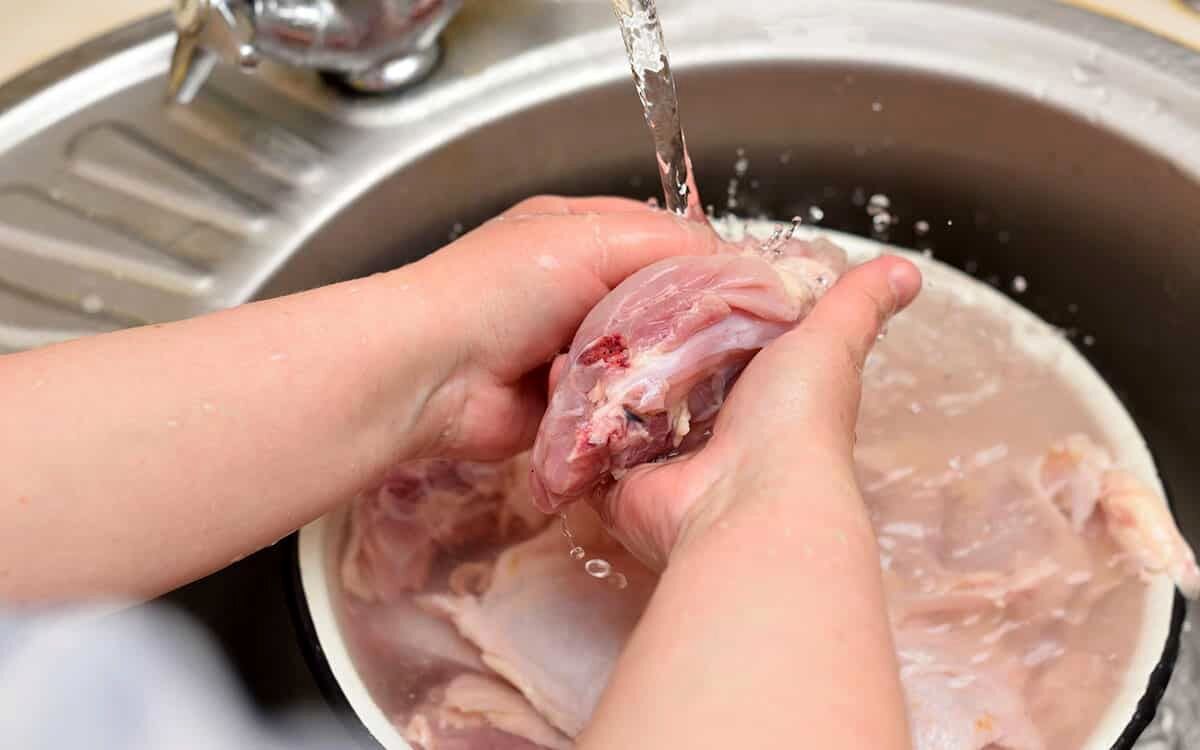 شستن این 8 ماده غذایی قبل از طبخ بسیار خطرناک است!