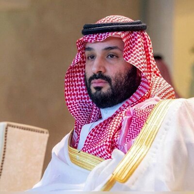 رانندگی محمد بن سلمان با مرسدس بنز شاسی بلندش بدون محافظ تو خیابانوی عربستان+ویدیو لورفته