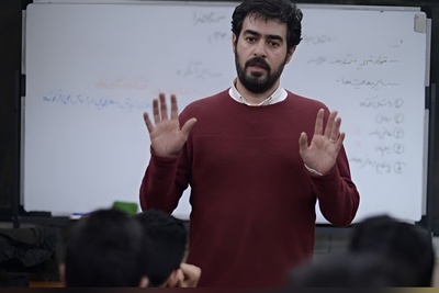 (ویدئو) آدم چطوری گاو می‌شه؟ / پاسخ تکان‌دهنده شهاب حسینی در این سکانس فیلم فروشنده به دانش‌آموزانش او را به اسکار رساند!