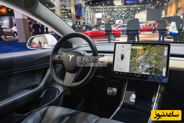 (ویدئو) رانندگی در سال 2025 چقدر دیوانه‌کننده است؟ باور نمی‌کنید تسلا این کارها را خودش انجام می‌دهد!