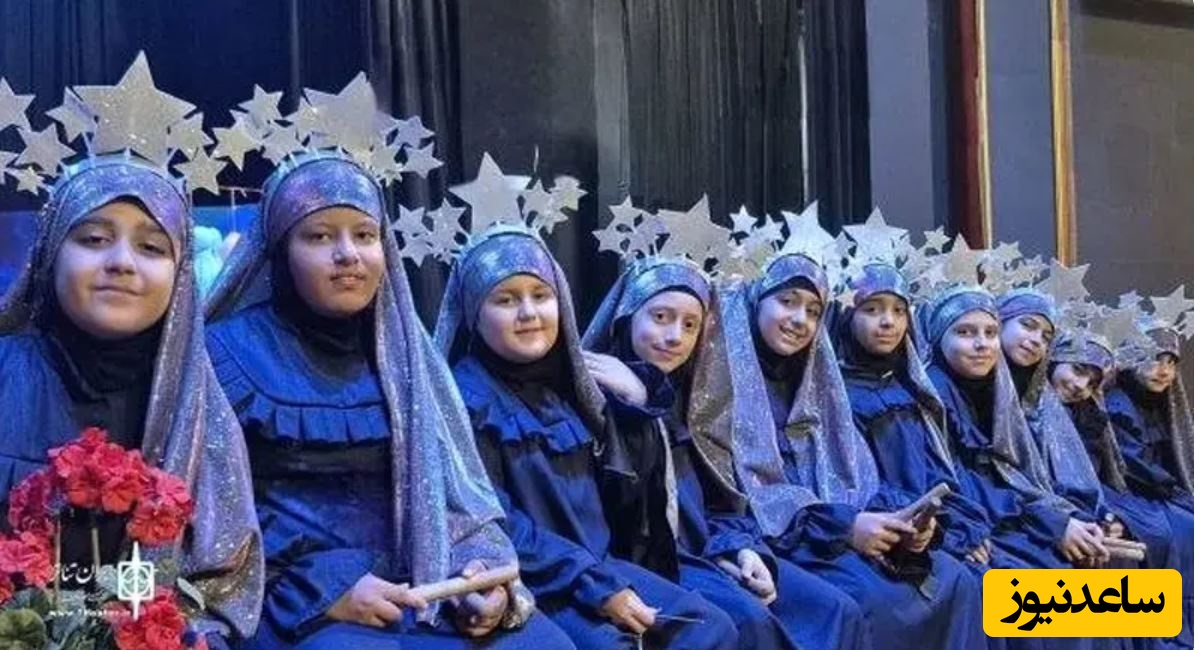 عکس: سمت چپ نفر دوم تصویر شهیده زینب شادکامی در آخرین حضورش روی صحنه نمایش «دنیا و یک روز عجیب»