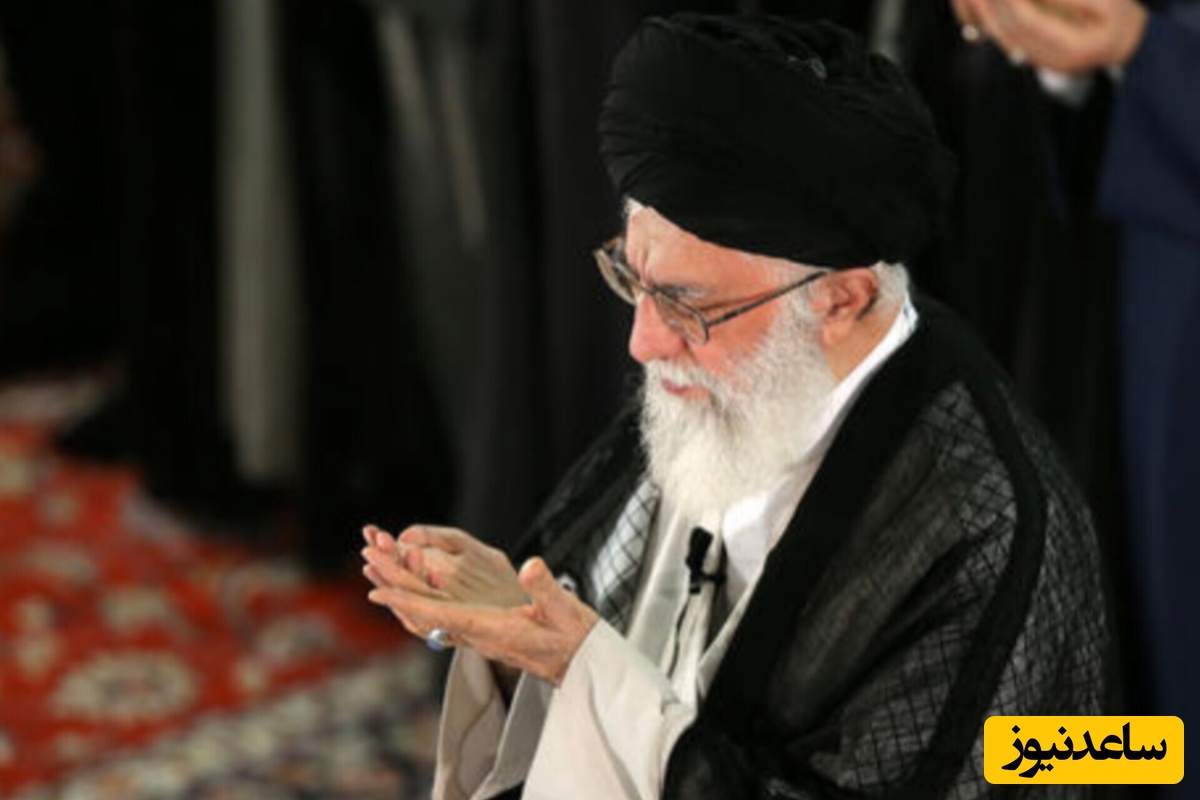 تصویری از رهبر شهید انقلاب که هیچکس ندیده است/ نماز خواندن آیت الله خامنه‌ای با جلیقه و کلاه سفید در منزلی که سادگی از آن میبارد