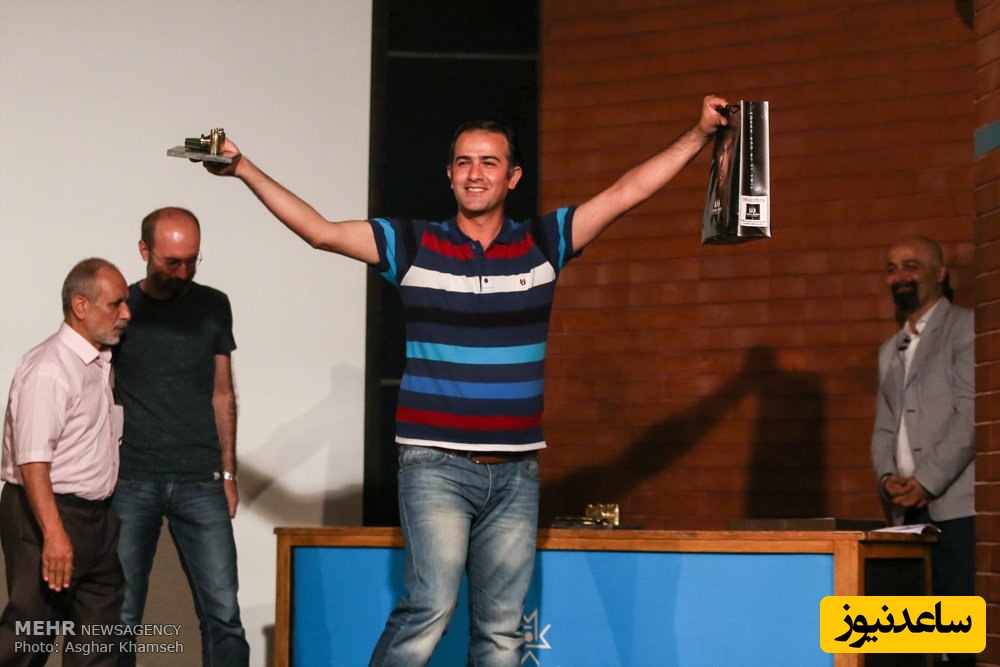 علی حامد حق دوست در لحظه دریافت جایزه 