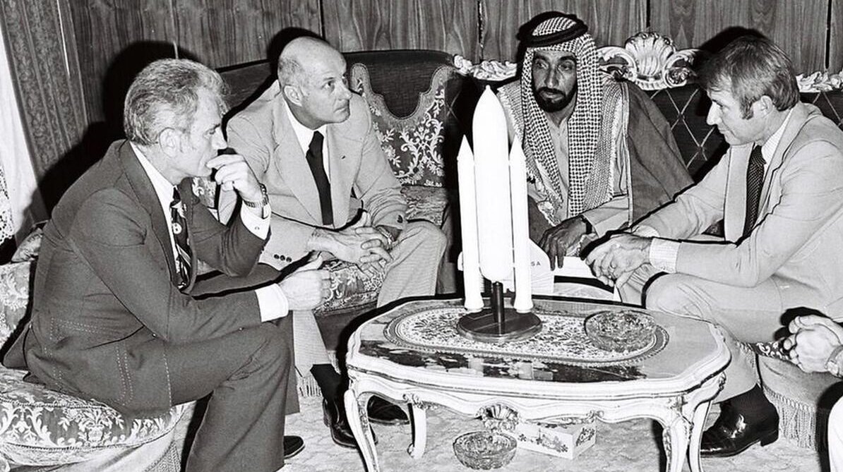 نام «خلیج فارس» روی میز بنیانگذار امارات؛ یک عکس تاریخی