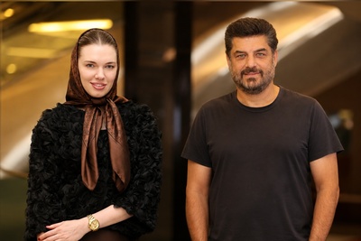 ترکیب برندهای کلاسیک و کژوال در اکران مردمی «جزیره جیمزباند»؛ تقابل تیپ روسی بازیگر زن جوان با استایل ایرانی سام درخشانی