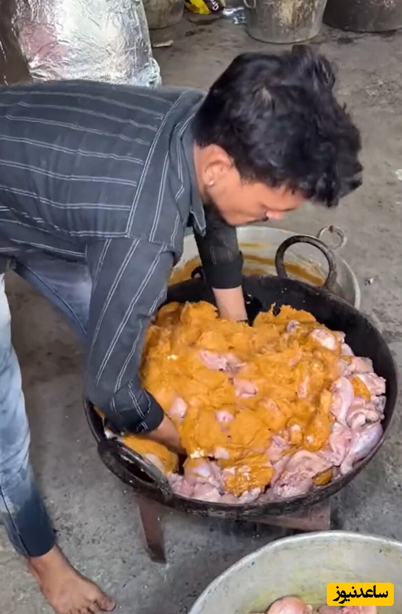 (فیلم) روش تهیه مرغ سوخاری بهداشتی و تمیز توسط سلاطین بهداشت هندی! 😂😂