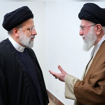 چرخی در تصاویر قدیمی دنیای سیاست| احترام تمام قد و متواضعانه سیدابراهیم رئیسی به فرزند ارشد رهبر شهید انقلاب