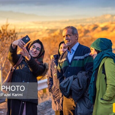 (عکس) کوهنوردی رئیس جمهور به همراه پسر و عروس و نوه‌ها برای فتح قلعه بابک در کلیبر