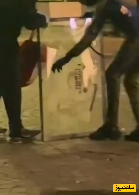 سارقان در حال شکستن قاب هستند تا پیراهن امضا شده زیدان را در بیاورند و به خانه ببرند