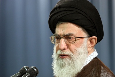 رهبر انقلاب بعد از امضای برجام: ما پول داریم در بانک‌های خارجی؛ منتها چون پولها به دلار است و مسئله‌ی دلار به آمریکا ارتباط پیدا میکند، نمیتوانند بدهند