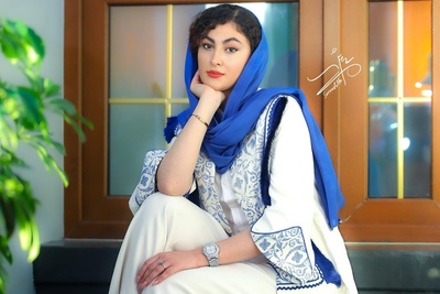 معجزه پالت رنگی روشن در دکوراسیون آپارتمان مجردی مریم مومن؛ از استفاده از المان‌های چوبی  در طراحی فضای خانه تا خلق اتمسفری شاعرانه با پرده‌های تور و نورهای ملایم+ویدیو/ سلیقه‌اش حرف نداره