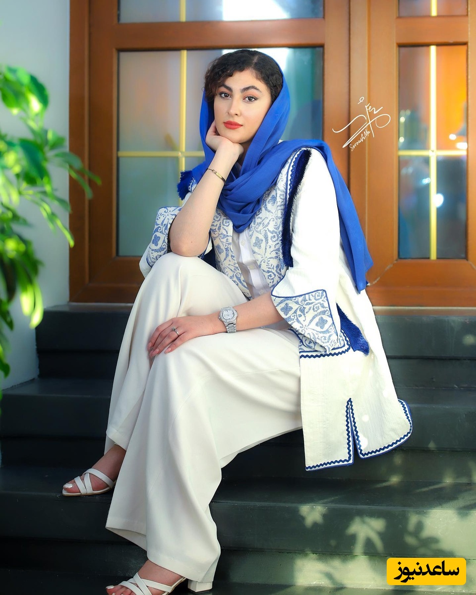 معجزه پالت رنگی روشن در دکوراسیون آپارتمان مجردی مریم مومن؛ از استفاده از المان‌های چوبی  در طراحی فضای خانه تا خلق اتمسفری شاعرانه با پرده‌های تور و نورهای ملایم+ویدیو/ سلیقه‌اش حرف نداره