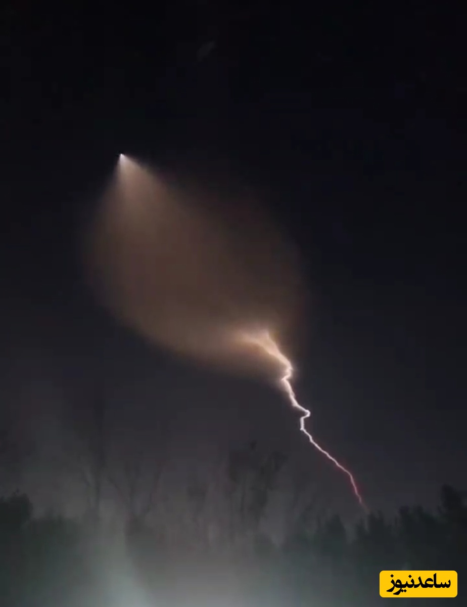 (فیلم) بازی بچه‌ها در پارک زیر شاهکار هنری موشک‌های ایرانی / عجب صحنه‌ای شده ....